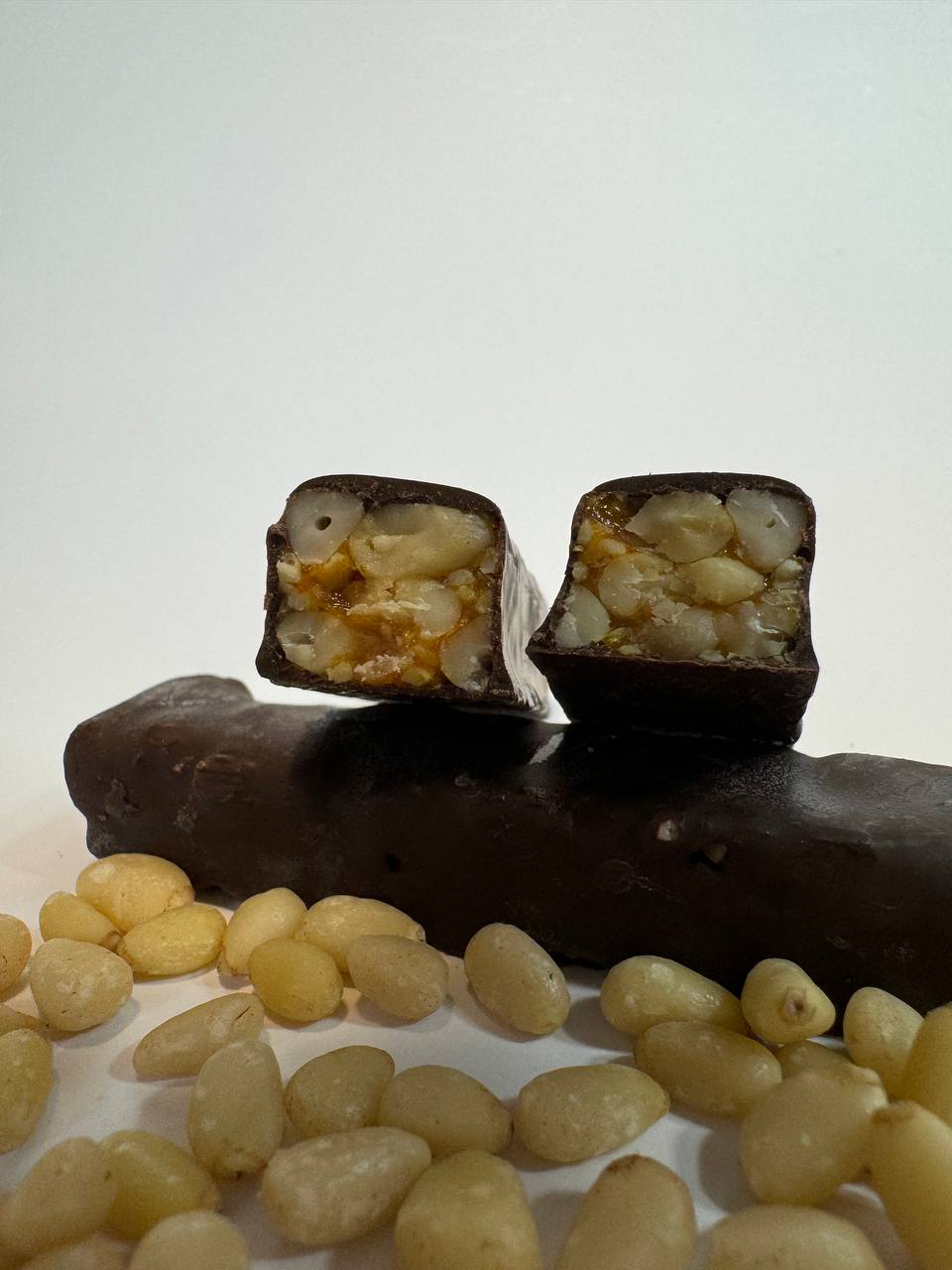 Zedernstäbchen in Schokolade: Himbeeren, Sanddorn, schwarze Johannisbeeren 3 stück