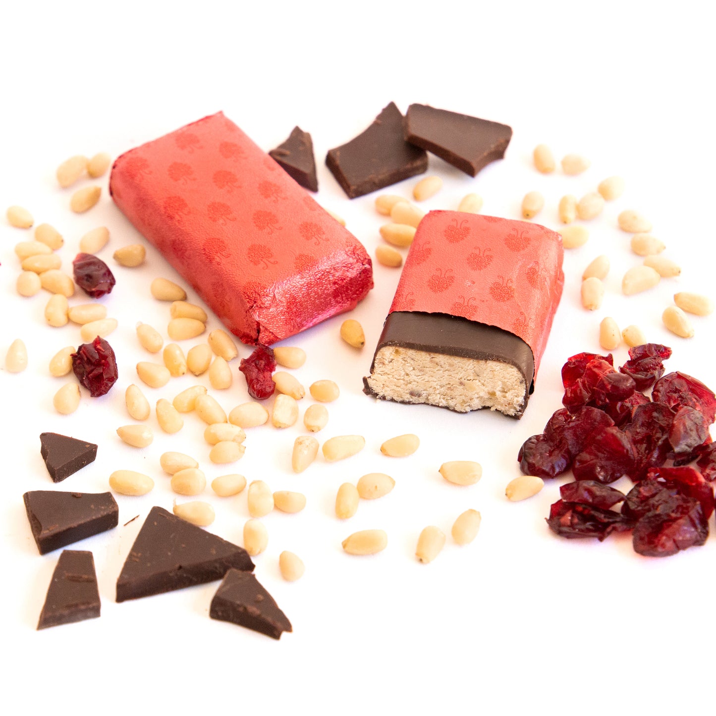 Praline aus Pinienkernen in Schokoladenglasur
mit Preiselbeeren