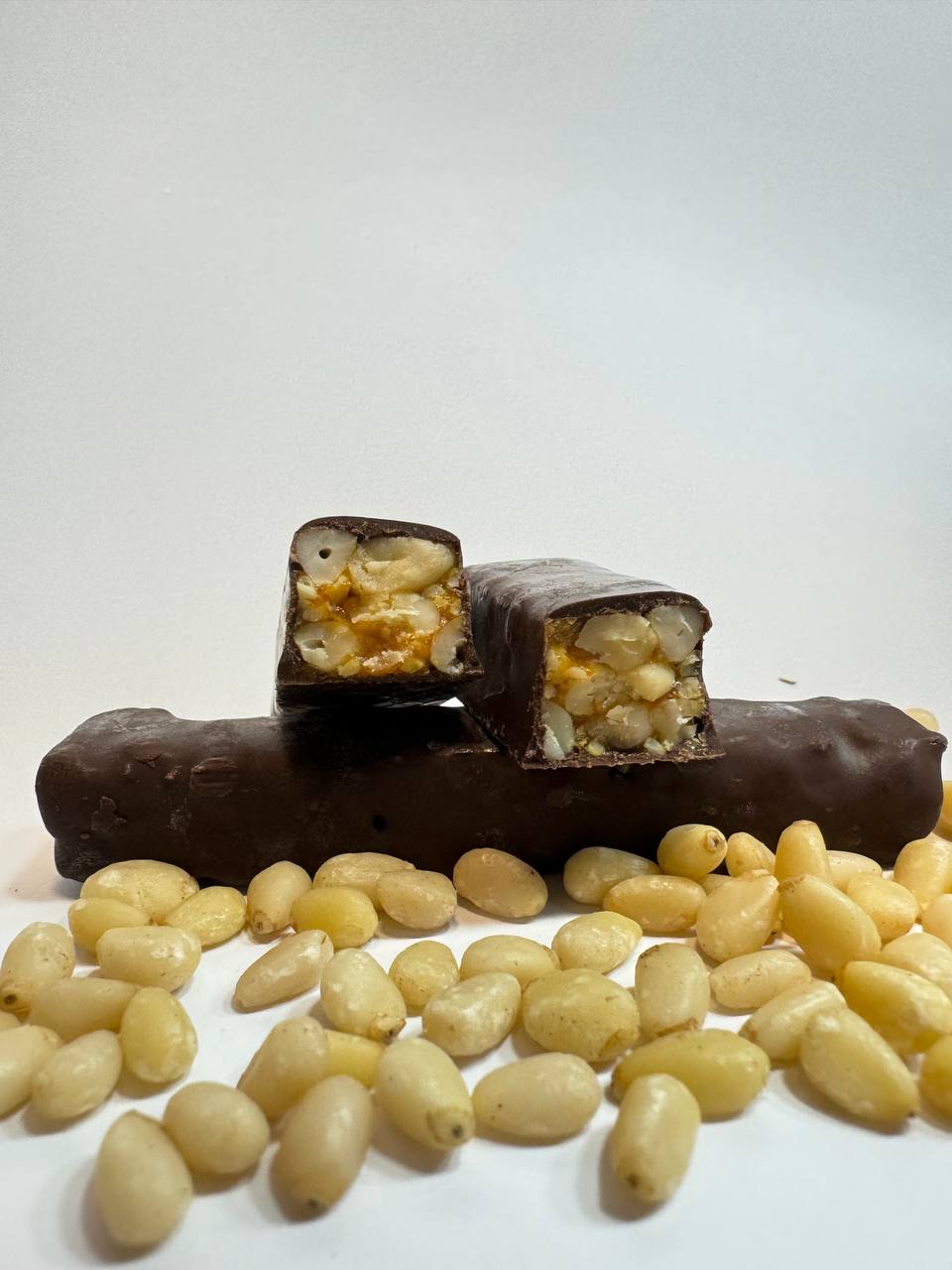 Zedernstäbchen in Schokolade: Himbeeren, Sanddorn, schwarze Johannisbeeren 3 stück