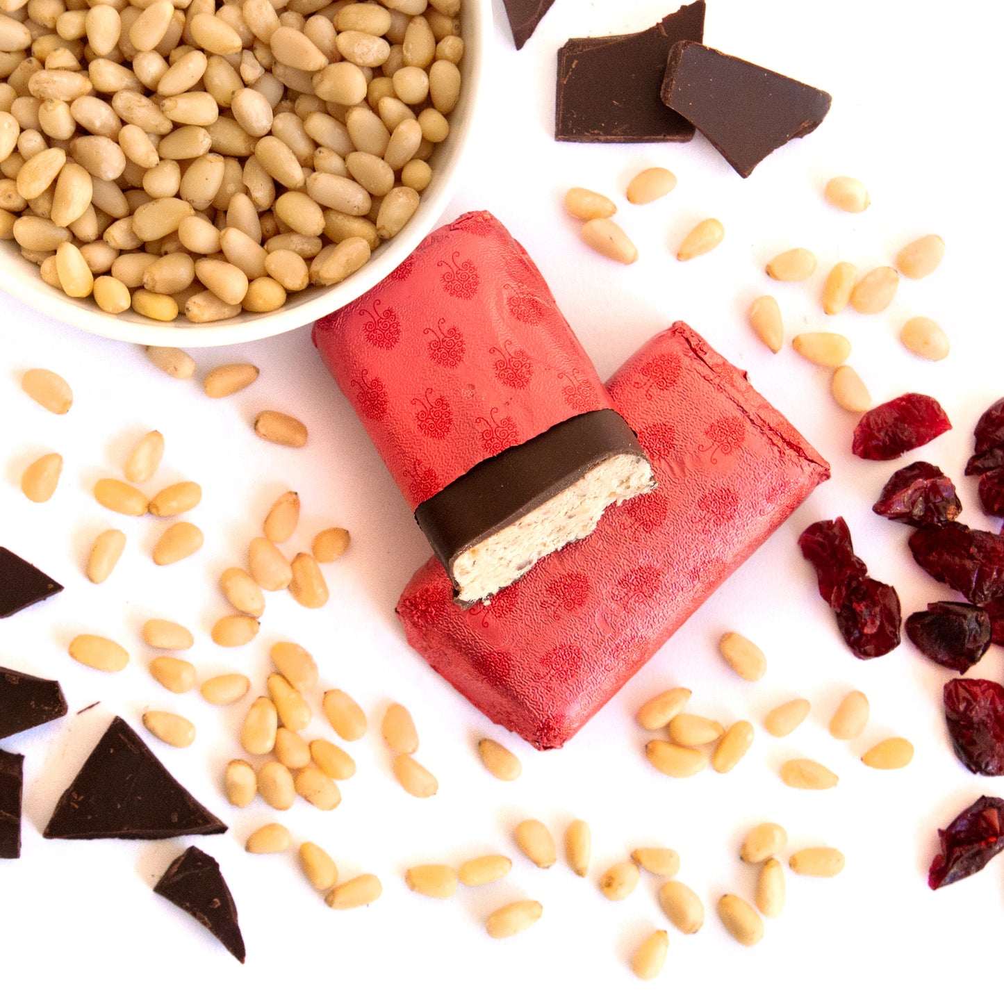 Praline aus Pinienkernen in Schokoladenglasur
mit Preiselbeeren
