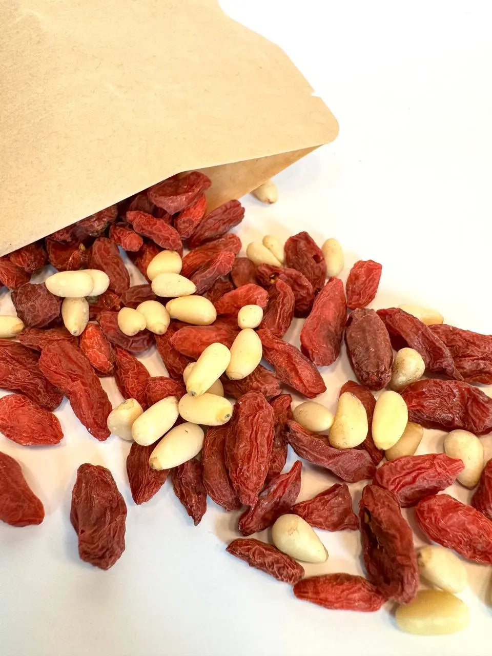 Eine Mischung aus Pinienkernen und Goji-Beeren 200g FruchtSchmaus GmbH