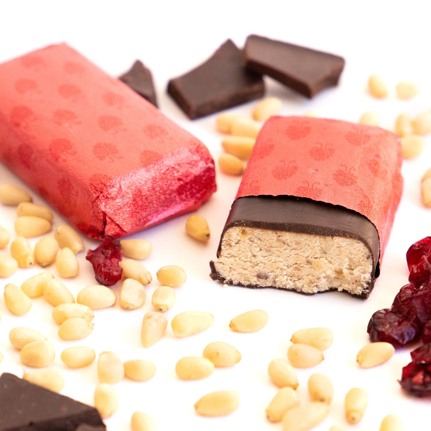 Praline aus Pinienkernen in Schokoladenglasur
mit Preiselbeeren