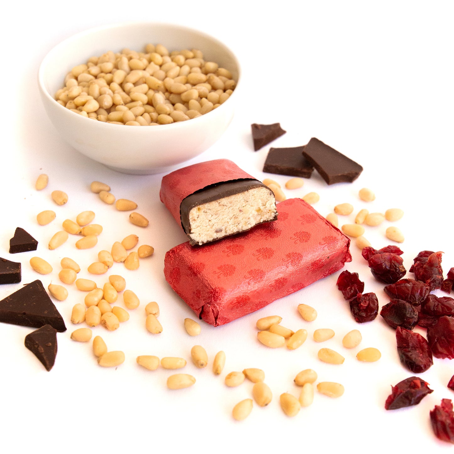 Praline aus Pinienkernen in Schokoladenglasur
mit Preiselbeeren